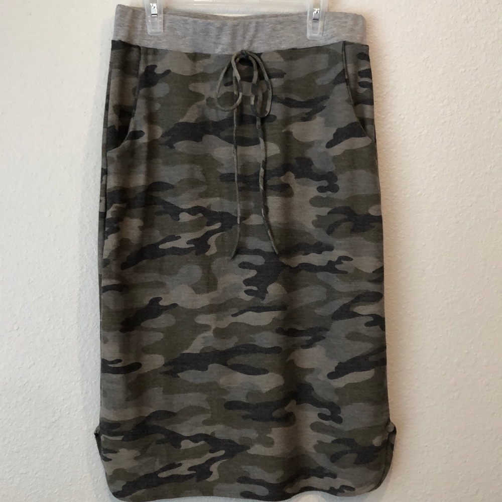 Camo midi skirt with gray waist band, size S